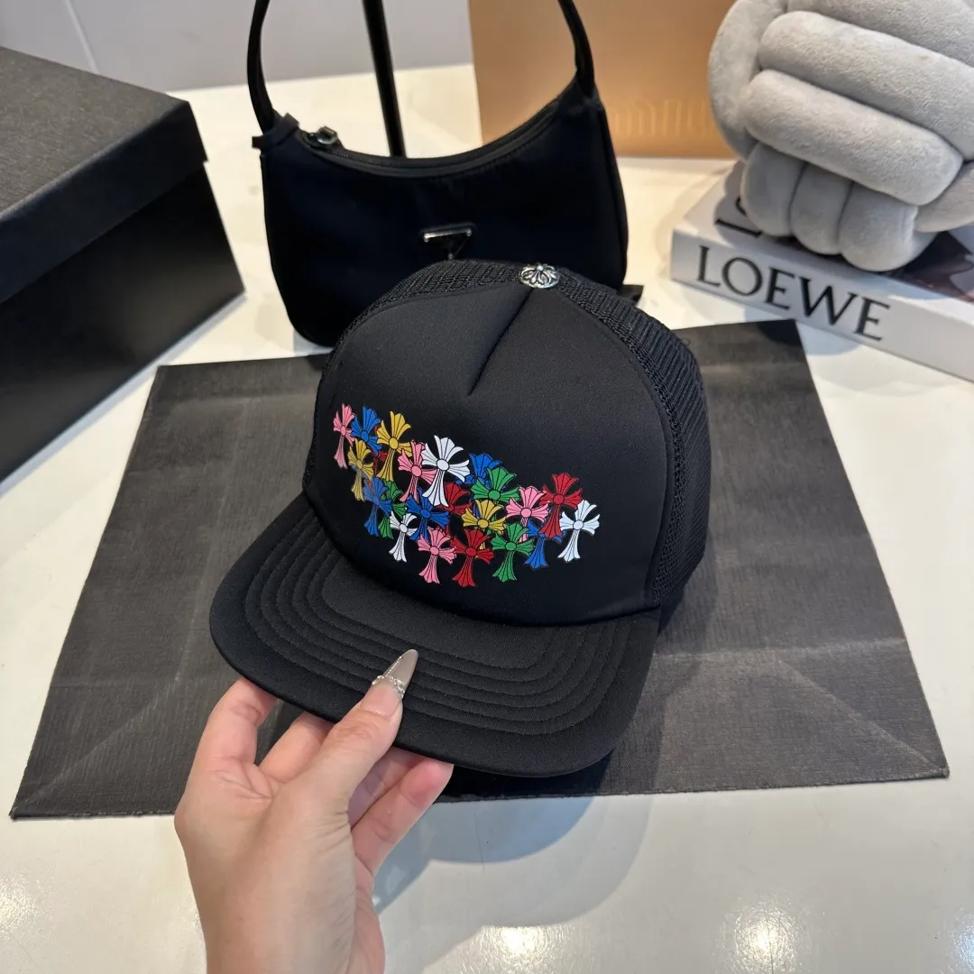 P50 Crow Heart 🆕🆕25 new baseball cap, personalized fashion classic cross logo, casual with a cool feeling, unisex style, same style for men and women! Very easy to match! Head circumference: 56-58cm is available